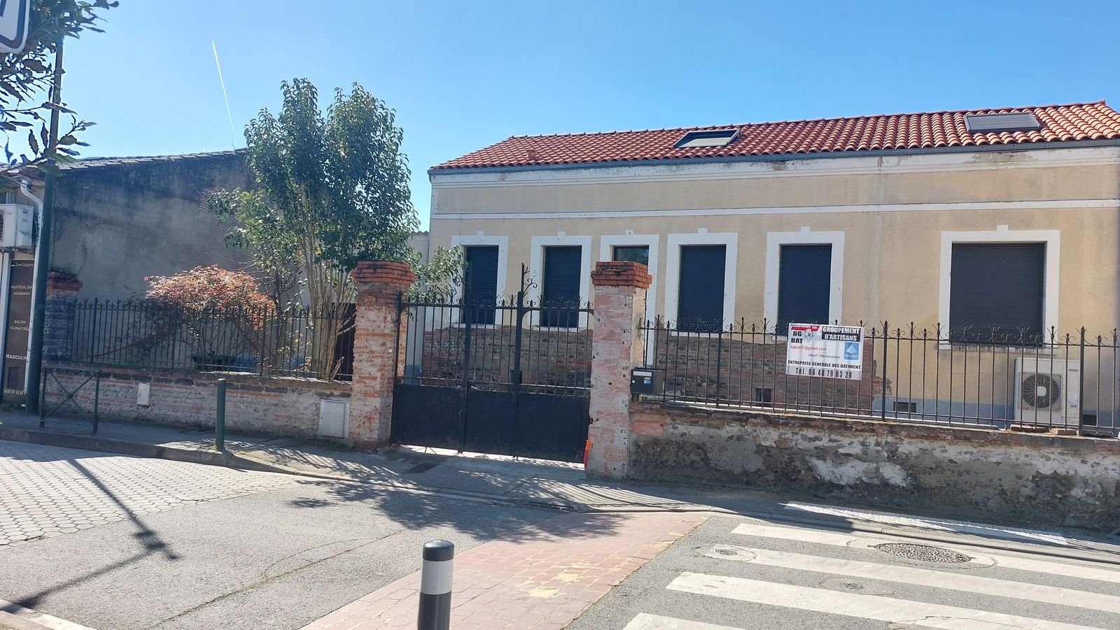 Façade dégradée avant intervention de ravalement RGBAT
