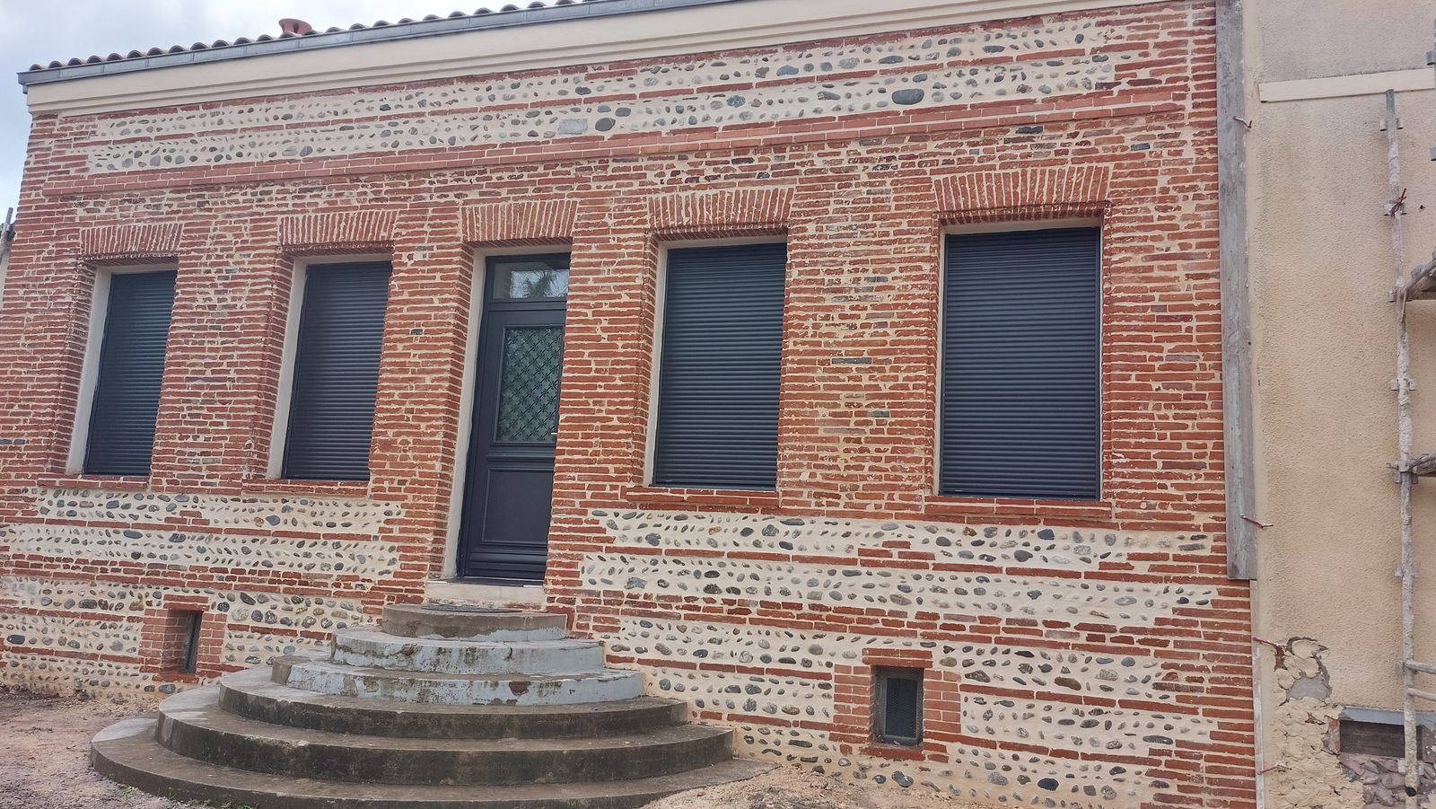 Façade en brique toulousaine et galets rejointoyée à la chaux par RGBAT